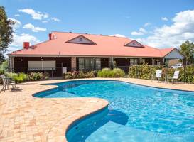 Nepean Shores Riverside Resort & Conference Centre