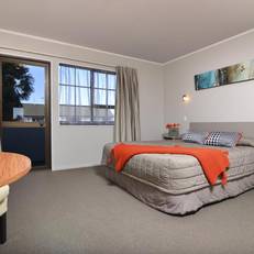 Knightsbridge Court Motor Lodge 