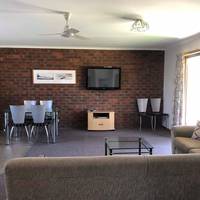 Lakes Jakaranda Holiday Units 