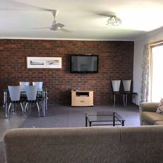 Lakes Jakaranda Holiday Units 