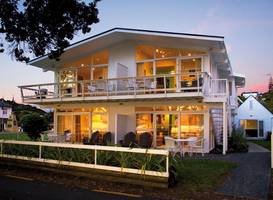 Hananui Lodge and Apartments 