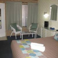 Twin Pines Motel