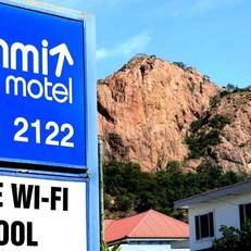 Summit Motel
