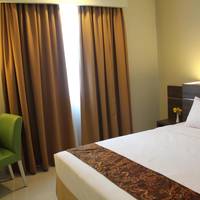 Pose In Hotel Solo 