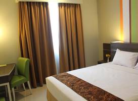 Pose In Hotel Solo 
