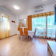 Apartments and Rooms Dis 