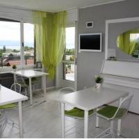 Four Seasons Lake GuestHouse