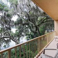 Paramount Plaza Hotel and Suites 