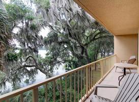 Paramount Plaza Hotel and Suites 