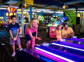 Castaway Bay Indoor Water Park 