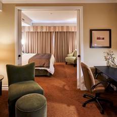 La Bellasera Hotel & Suites 