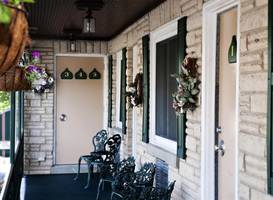 Simmons Motel and Suites 