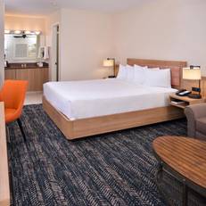 La Fuente Inn & Suites 