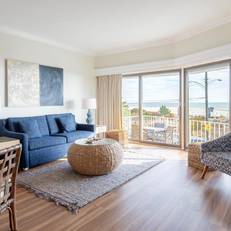 La Mer Beachfront Inn 
