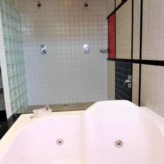 Mondrian Suite Hotel 
