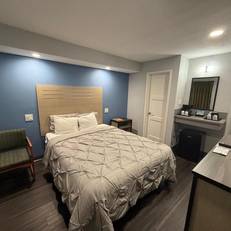 Bishop Elms Motel 