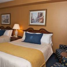 Monte Carlo Inn Airport Suites