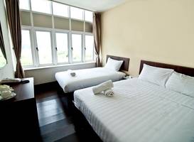 101 Lake View Hotel