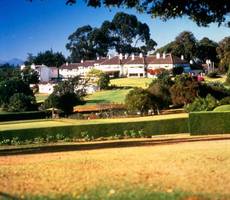 Территория отеля Mount Kenya Safari Club