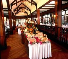 Ресторан в отеле Mount Kenya Safari Club