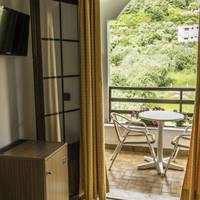 Sylvia Apt(B)