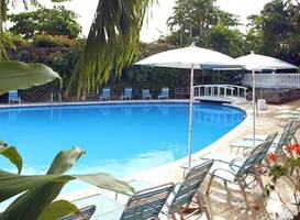 Shaw Park Beach Hotel & Suites