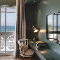 Gordon Hotel & Lounge