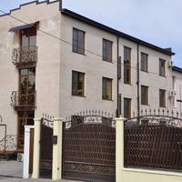 Gueshouse on Dekabristov 27