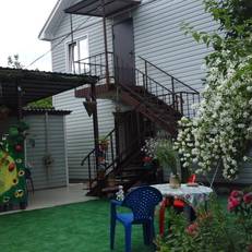 Guest House Vishnevaya 28a