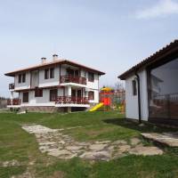 Guest House Ivanini Houses