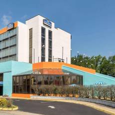Howard Johnson Hotel & Suites