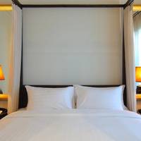 99 The Gallery Hotel