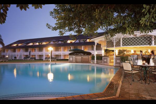 Royal Swazi Spa - Pool and pool bar main