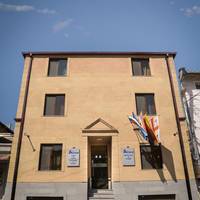 Aurora Hotel & Hostel