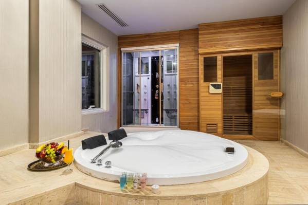 Crown Rose Hotel