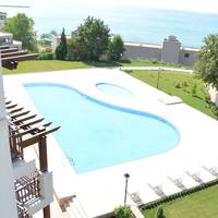 Apartment with Pool View 
