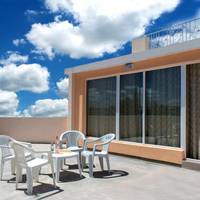 Three-Bedroom Maisonette with Balcony