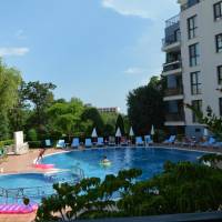 Apartment with Pool View 