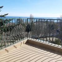 One-Bedroom Apartment - FREE Parking