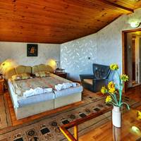 Family Room (2 Adults + 2 Children)