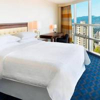 Club level, Guest room, 1 King, City view, South Tower