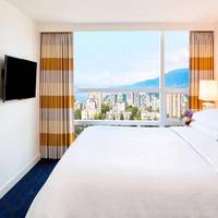 Club level, Junior Suite, 1 King, City view, South Tower