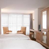 Single Queen Room