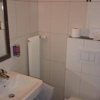 Very small single rooms without shower