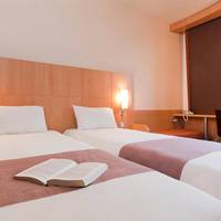 Standard Room with 1 Double and 1 Single Bed