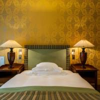 City Queen Room