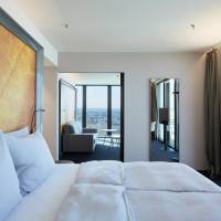 Suite with Lounge Access