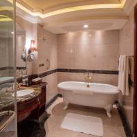 1 King Bed Premium Lounge Access