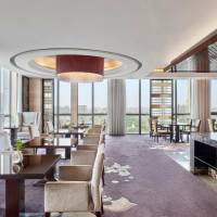 Club level, Guest room, 1 King, City view, High floor