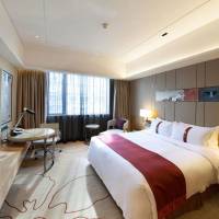 HOLIDAY INN DELUXE ROOM